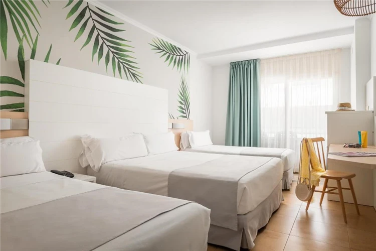 Útulný pokoj s lůžky v hotelu Alegria Florida Park | Santa Susanna / Hotel Alegria Florida Park