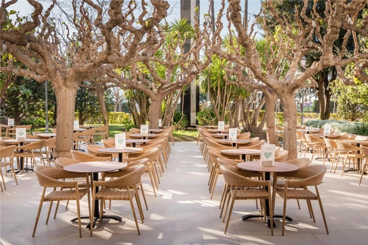 Venkovní posezení a terasa hotelu Alegria Florida Park | Santa Susanna / Hotel Alegria Florida Park