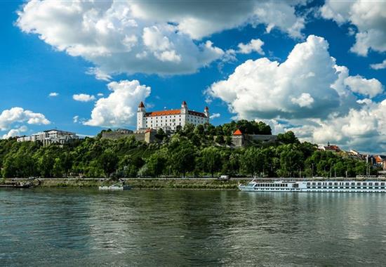 Bratislava s plavbou po Dunaji až na Devín - Slovensko