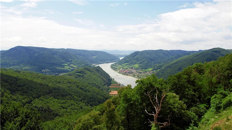 Zřícenina středověkého hradu Aggstein nad údolím Wachau | Alpské speciality v Maria Taferl a středověký Aggstein