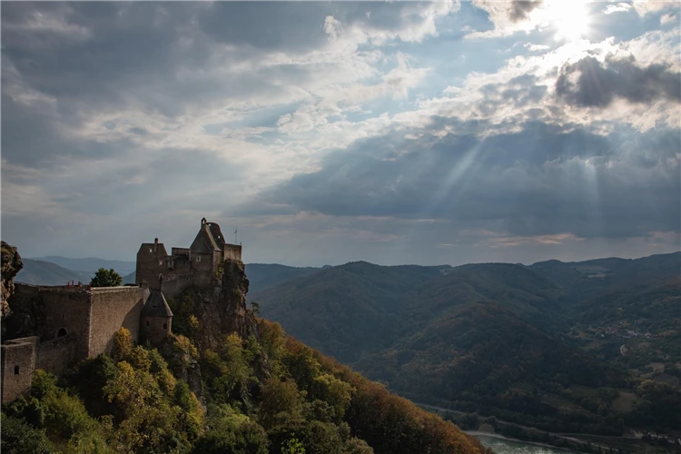 Hrad Aggstein – impozantní středověká pevnost nad řekou Dunaj | Alpské speciality v Maria Taferl a středověký Aggstein