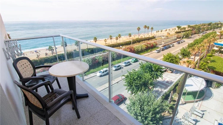 Balkon pokoje v hotelu Golden Taurus Aquapark Resort s výhledem | Pineda de Mar / Hotel Golden Taurus Aquapark Resort