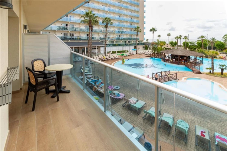 Balkon s posezením v hotelu Golden Taurus v Pineda de Mar | Pineda de Mar / Hotel Golden Taurus Aquapark Resort