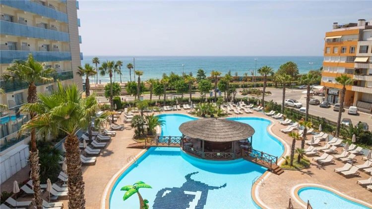 Venkovní bazén hotelu Golden Taurus Aquapark Resort | Pineda de Mar / Hotel Golden Taurus Aquapark Resort