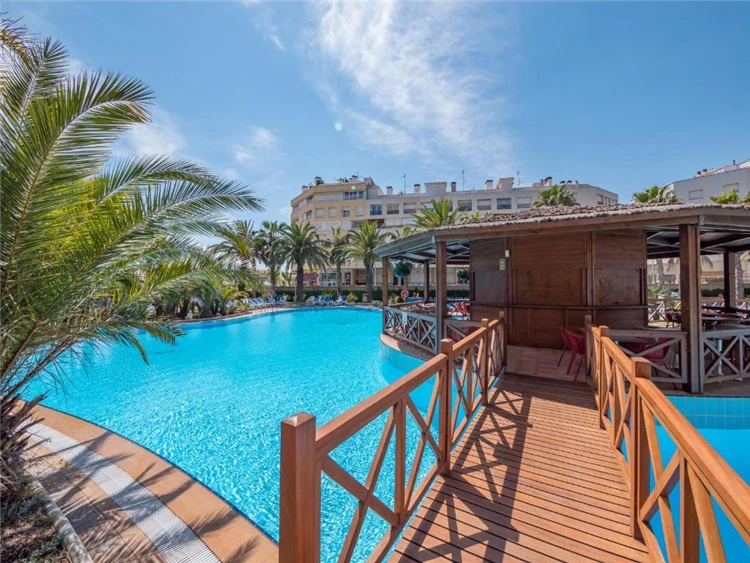 Relaxace u venkovního bazénu v hotelu Golden Taurus | Pineda de Mar / Hotel Golden Taurus Aquapark Resort