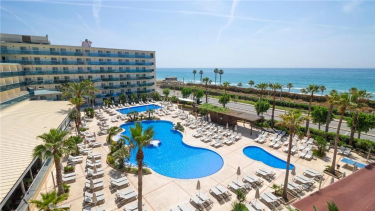 Budova hotelu Golden Taurus s venkovním bazénem | Pineda de Mar / Hotel Golden Taurus Aquapark Resort