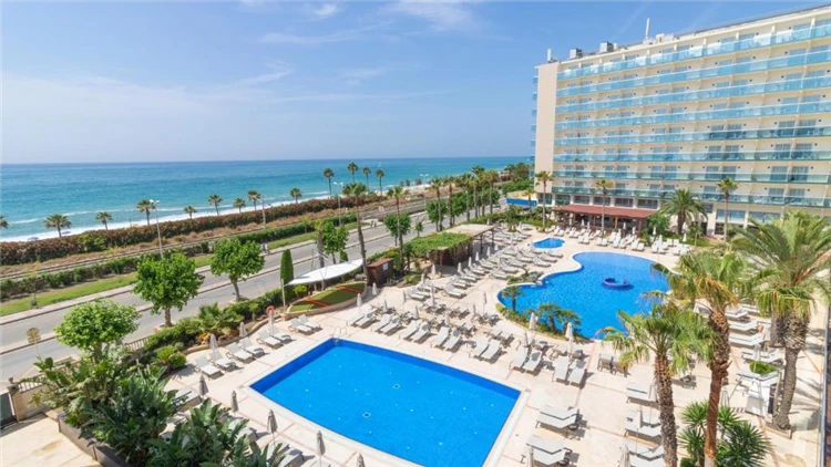Pohled na hotel Golden Taurus Aquapark Resort a bazén | Pineda de Mar / Hotel Golden Taurus Aquapark Resort