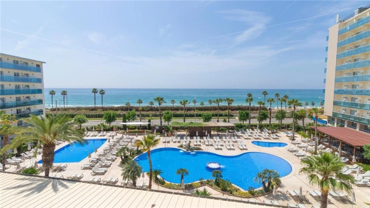 Exteriér hotelu Golden Taurus s bazénovou oblastí | Pineda de Mar / Hotel Golden Taurus Aquapark Resort