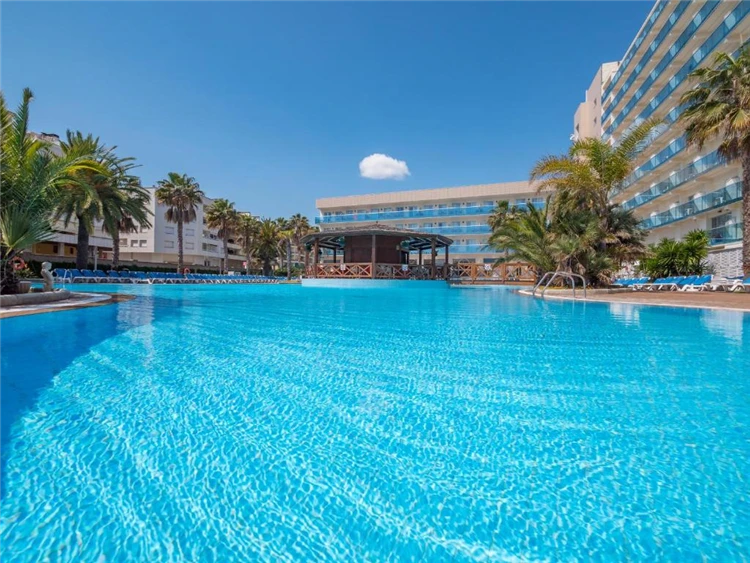 Hotel Golden Taurus – budova a bazén v Pineda de Mar | Pineda de Mar / Hotel Golden Taurus Aquapark Resort