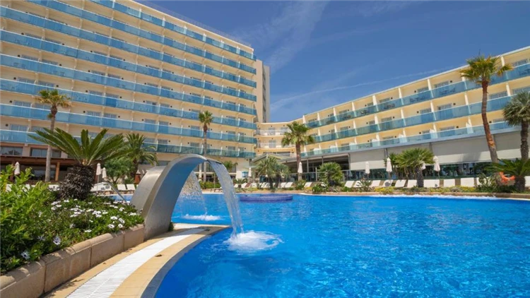 Areál hotelu Golden Taurus Aquapark s bazénem | Pineda de Mar / Hotel Golden Taurus Aquapark Resort