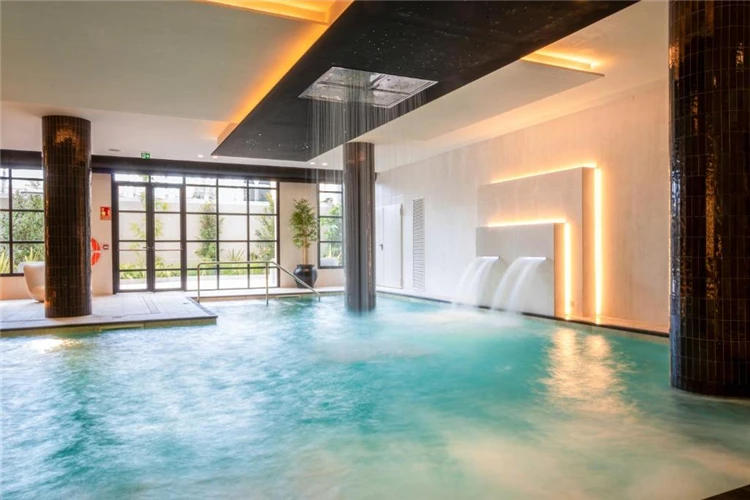 Vnitřní bazén s lavičkami v hotelu Golden Taurus | Pineda de Mar / Hotel Golden Taurus Aquapark Resort