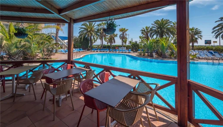 Terasa s bazénem v hotelu Golden Taurus Aquapark Resort | Pineda de Mar / Hotel Golden Taurus Aquapark Resort