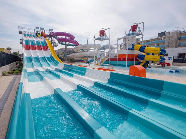 Barevný tobogán v areálu hotelu Golden Taurus | Pineda de Mar / Hotel Golden Taurus Aquapark Resort