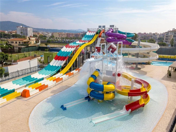 Sjezd na tobogánu v hotelu Golden Taurus Aquapark | Pineda de Mar / Hotel Golden Taurus Aquapark Resort