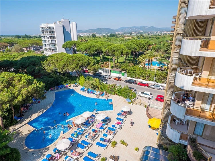 Bazén s lehátky v hotelu Blaumar | Blanes / Hotel Blaumar