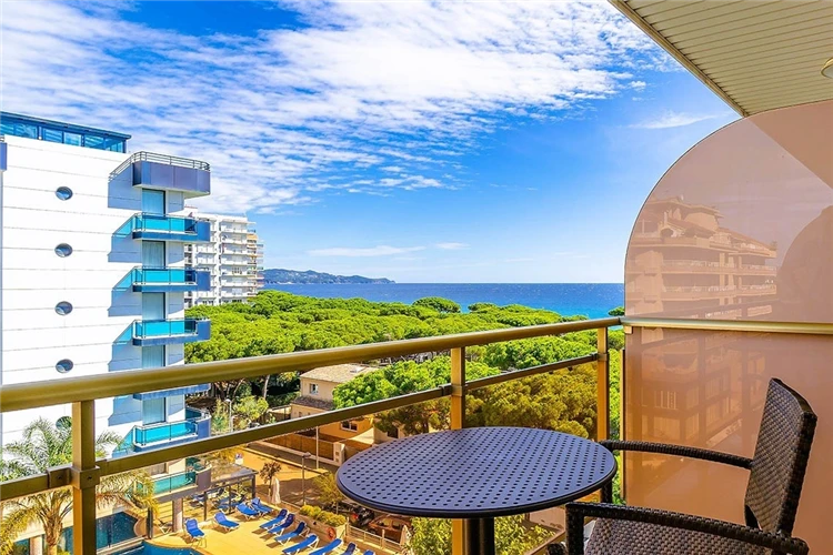 Balkon hotelu Blaumar s posezením | Blanes / Hotel Blaumar