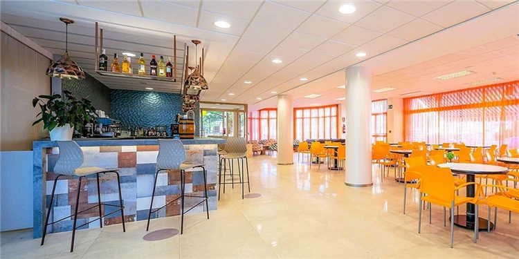 Interiér baru hotelu Blaumar | Blanes / Hotel Blaumar