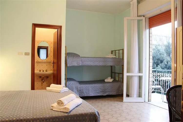 Hotel Como – bazén s lehátky v zahradě | Rimini / Hotel Como