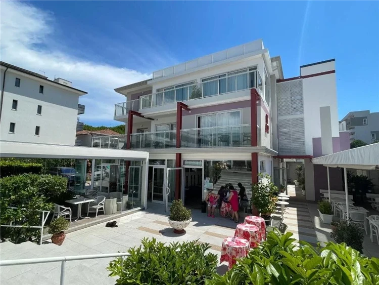Hotel Al Ponte v Lignanu – pohled na exteriér hotelu | Lignano / Hotel Al Ponte
