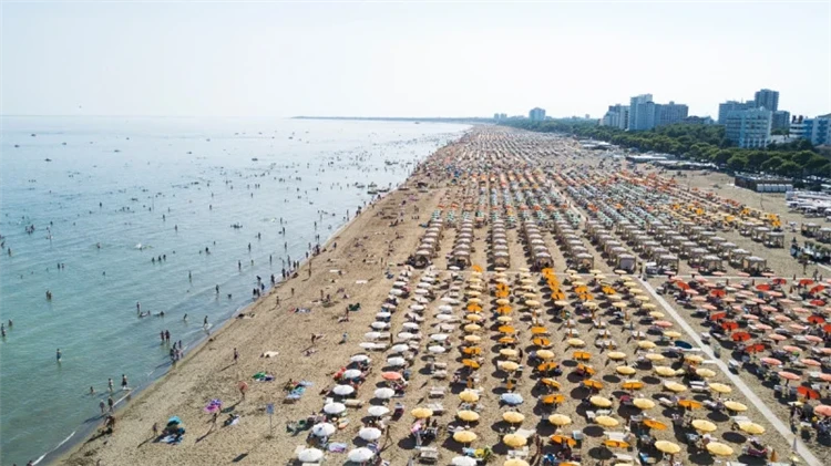 Večerní pohled na hotel Al Ponte v Lignanu | Lignano / Hotel Al Ponte