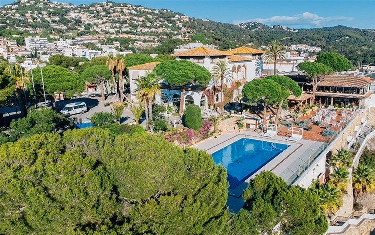 Hotel Roger de Flor Seleqtta – pohled na budovu a venkovní bazén | Lloret de Mar / Hotel Roger de Flor Seleqtta