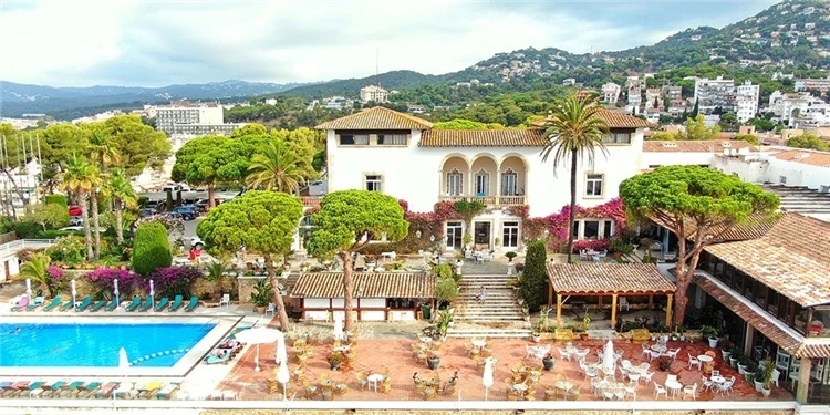 Exteriér hotelu Roger de Flor Seleqtta s bazénem | Lloret de Mar / Hotel Roger de Flor Seleqtta