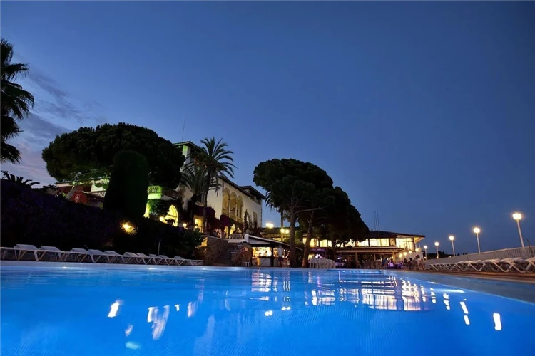 Budova hotelu Roger de Flor Seleqtta a bazén ze třetího úhlu | Lloret de Mar / Hotel Roger de Flor Seleqtta