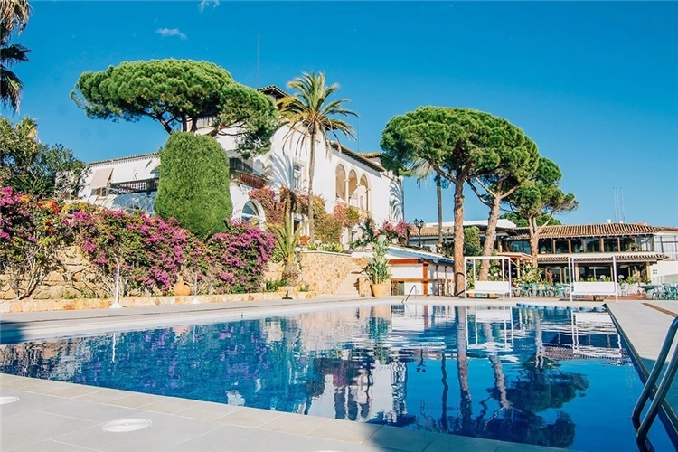 Hotel Roger de Flor Seleqtta – architektura a bazénová oblast | Lloret de Mar / Hotel Roger de Flor Seleqtta