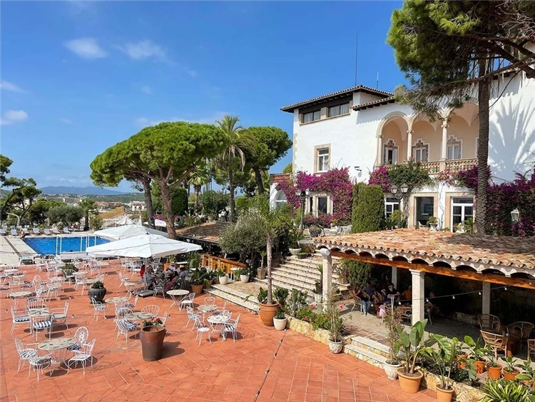 Celkový pohled na budovu a bazén hotelu Roger de Flor Seleqtta | Lloret de Mar / Hotel Roger de Flor Seleqtta