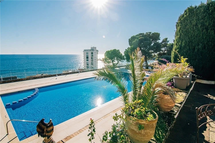 Bazén hotelu Roger de Flor Seleqtta s lehátky | Lloret de Mar / Hotel Roger de Flor Seleqtta