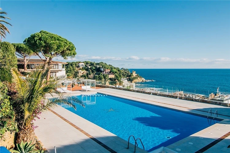 Pohled na osvěžující bazén hotelu Roger de Flor Seleqtta | Lloret de Mar / Hotel Roger de Flor Seleqtta