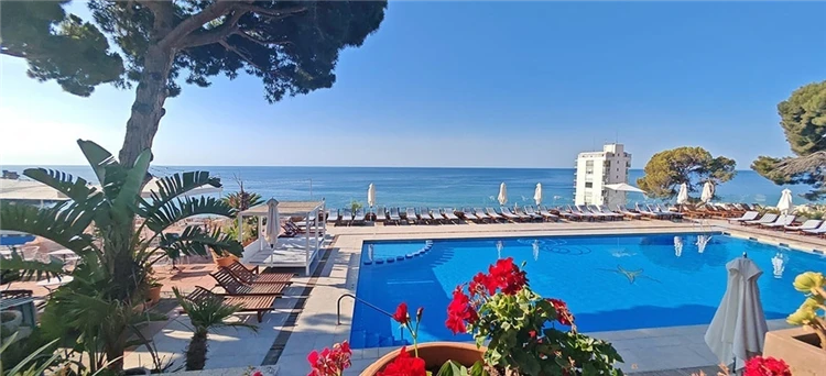 Bazénová terasa hotelu Roger de Flor Seleqtta za slunečného dne | Lloret de Mar / Hotel Roger de Flor Seleqtta