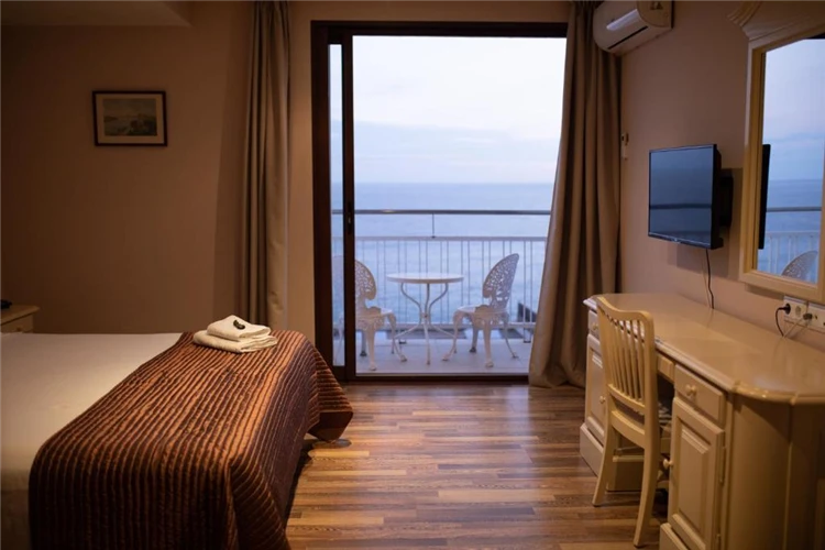 Útulný pokoj hotelu Roger de Flor Seleqtta s výzdobou | Lloret de Mar / Hotel Roger de Flor Seleqtta