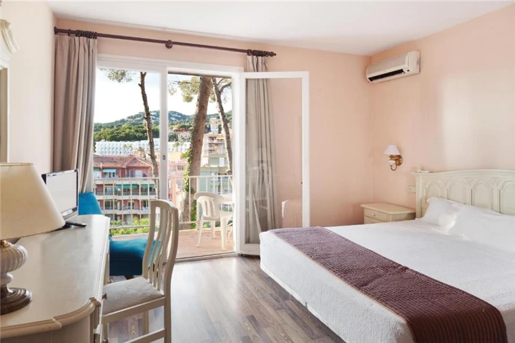 Pokoj hotelu Roger de Flor Seleqtta s postelí a oknem | Lloret de Mar / Hotel Roger de Flor Seleqtta
