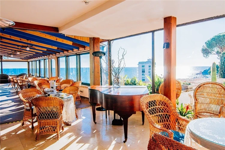 Interiér haly hotelu Roger de Flor Seleqtta – třetí pohled | Lloret de Mar / Hotel Roger de Flor Seleqtta