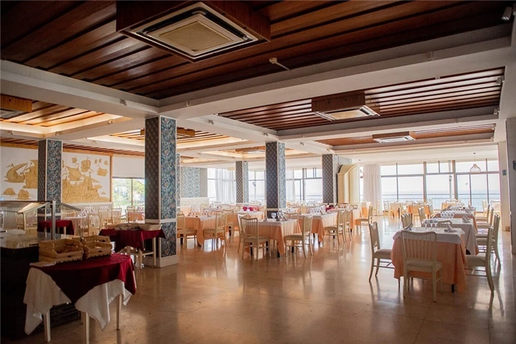 Jídelna hotelu Roger de Flor Seleqtta připravená k snídani | Lloret de Mar / Hotel Roger de Flor Seleqtta