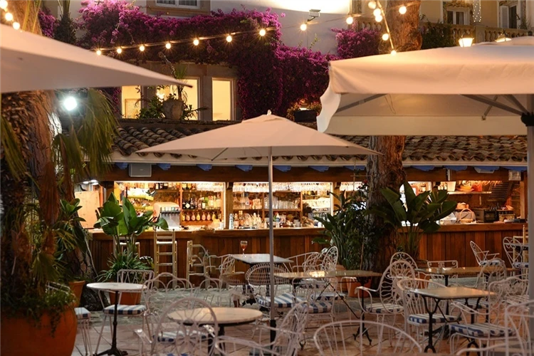 Bar hotelu Roger de Flor Seleqtta s nápojovým pultem | Lloret de Mar / Hotel Roger de Flor Seleqtta