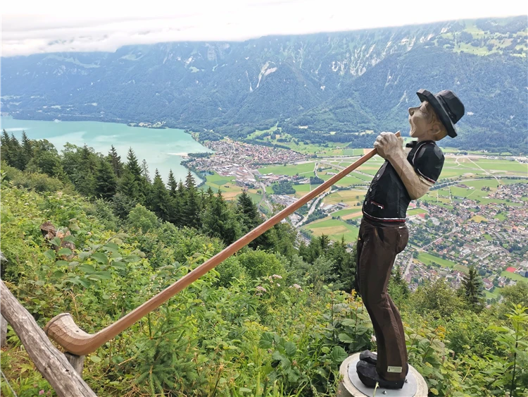 Turisté na procházce podél švýcarského jezera | Švýcarské perly a železnice UNESCO