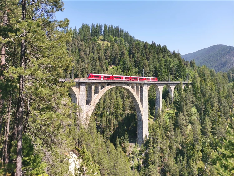 Oběd s výhledem na Alpy – zájezd Švýcarské perly | Švýcarské perly a železnice UNESCO