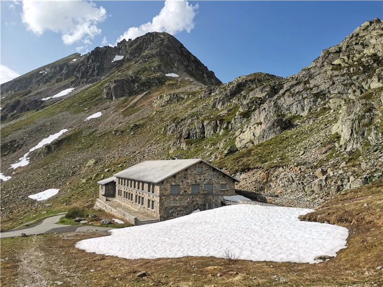 Večerní pohled na švýcarské jezero při západu slunce | Švýcarské perly a železnice UNESCO
