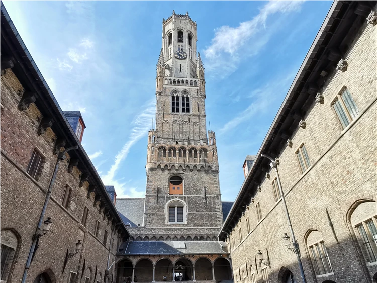 Pohled na belgickou architekturu během zájezdu | Belgie a Lucembursko s květinovým kobercem