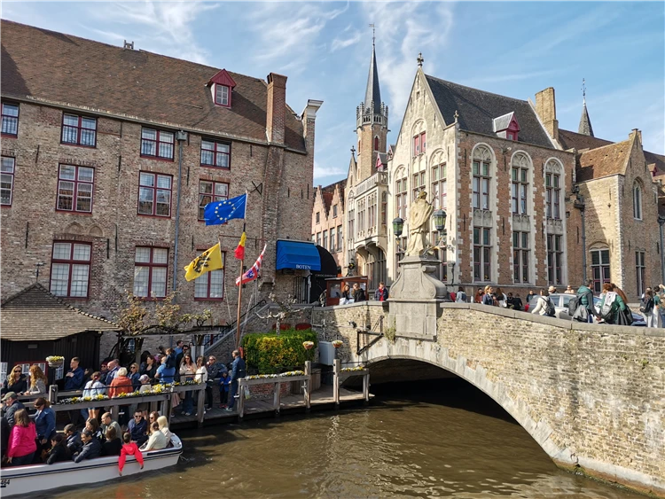 Turisté na náměstí historického belgického města | Belgie a Lucembursko s květinovým kobercem