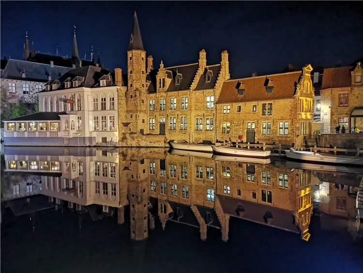 Noční atmosféra belgického města s osvětlenými ulicemi | Belgie a Lucembursko s květinovým kobercem
