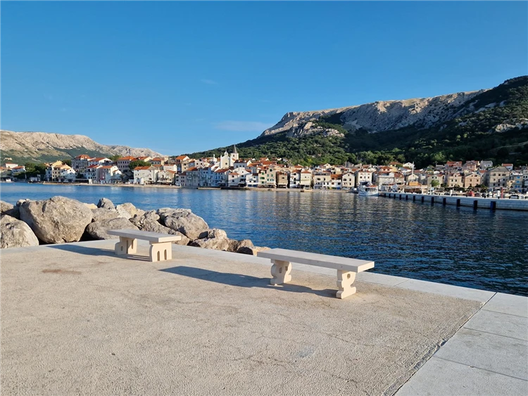 Malebná zátoka a pláž v Baška na ostrově Krk | Baška / Apartmánový dům Naranča