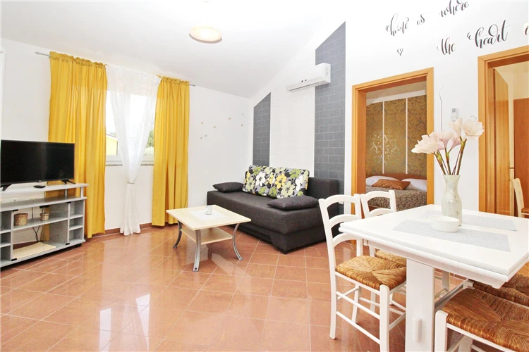 Interiér apartmánu s výhledem do hor, Naranča Baška | Baška / Apartmánový dům Naranča