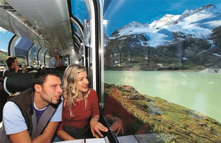 Červený vlak Bernina Express na trati v horách Švýcarska | Švýcarsko letecky s panoramatickými vlaky Bernina Express a Ledovcový Express