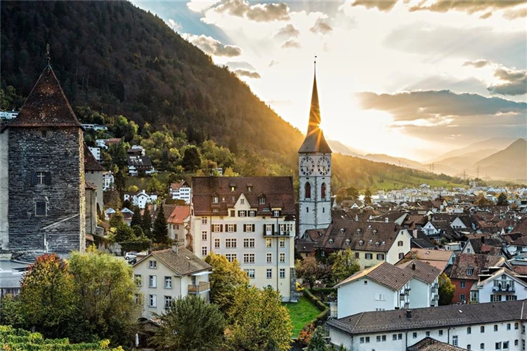 Historické město Chur v kantonu Graubünden ve Švýcarsku | Švýcarsko letecky s panoramatickými vlaky Bernina Express a Ledovcový Express