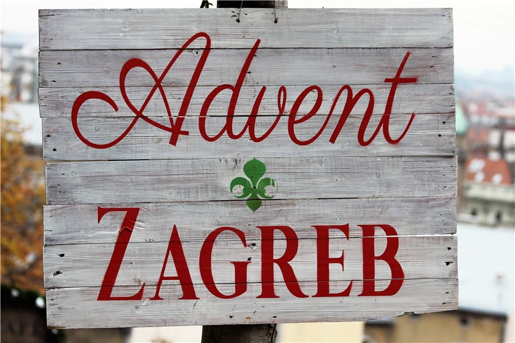 Adventní trh v centru Záhřebu s vánočními světly | Pohlednice z adventního Záhřebu a Lublaně