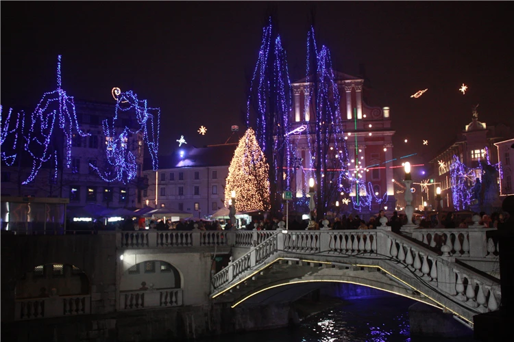 Malebné centrum Lublaně s vánočními dekoracemi | Pohlednice z adventního Záhřebu a Lublaně