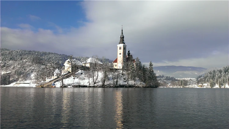 Panorama jezera Bled se zasněženými Julskými Alpami | Romantický advent u jezera Bled